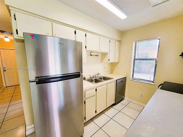 307 S Ocean Dr #B — Photo 16