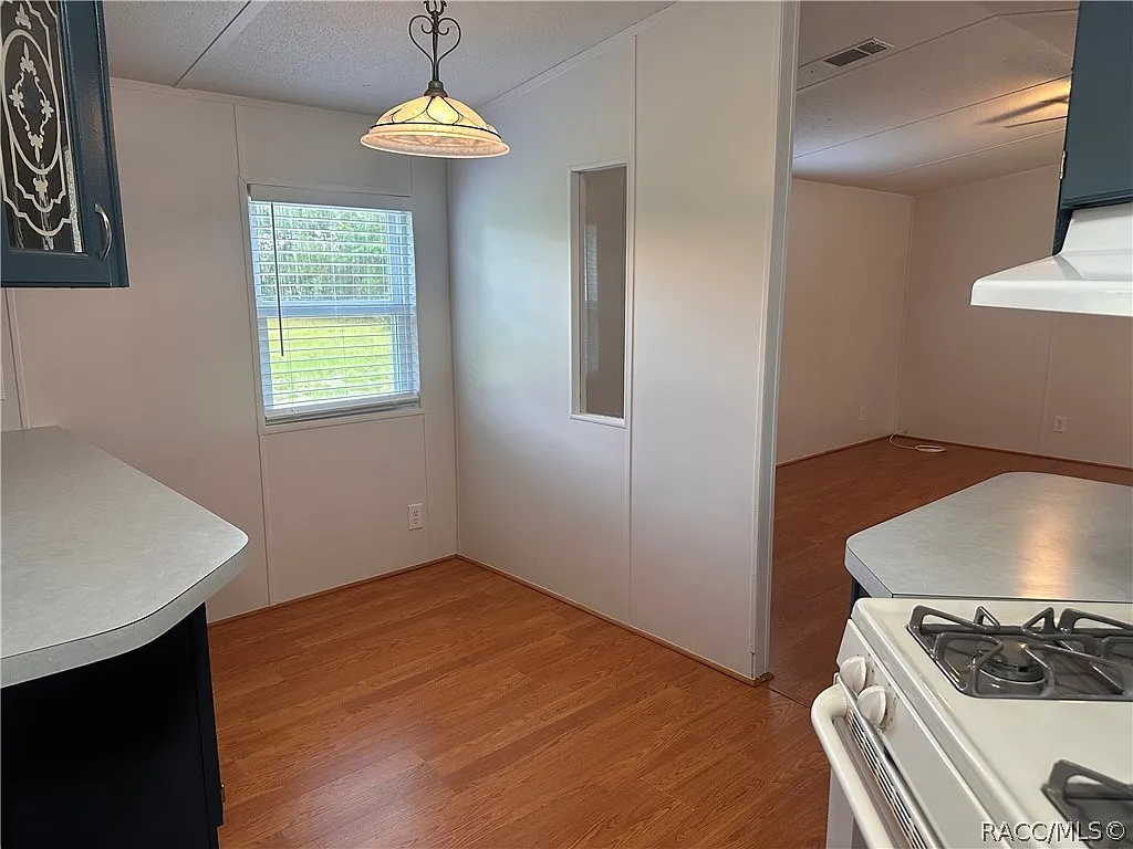 3 bed, 1064 sqft, $2,000 — Photo 4