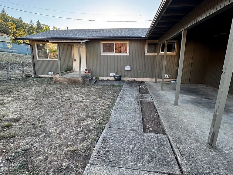 1068 W Pilger St — Photo 2