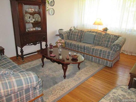 4th image of 32 Eileen Ct