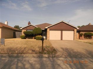 301 Blueleaf Dr, Arlington, TX 76018