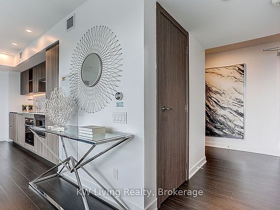 3rd image of 19 Bathurst St #1612