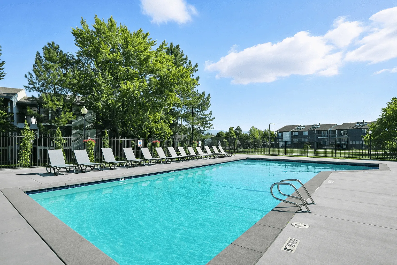 Crossroads Apartments — Photo 2