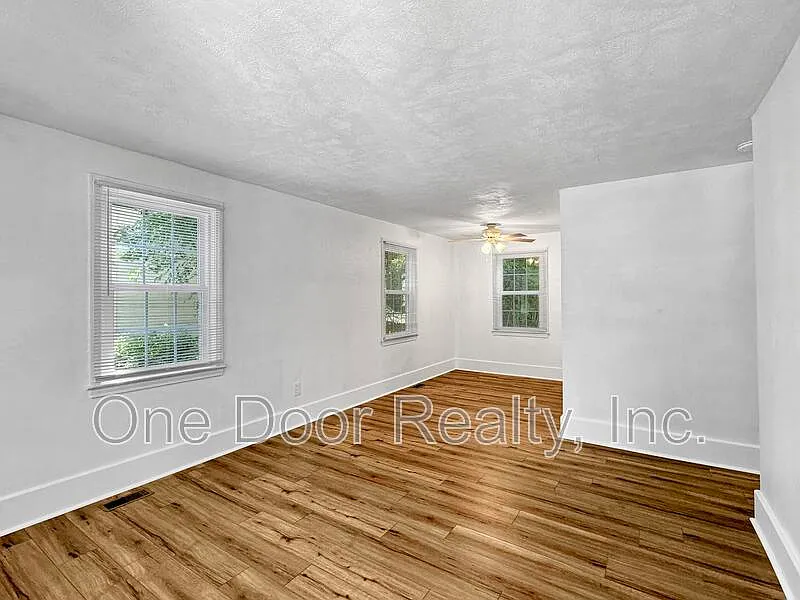 3 bed, 1.0 bath, 864 sqft, $2,450 — Photo 2