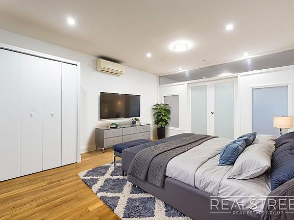 3rd image of 90-02 Queens Blvd #428
