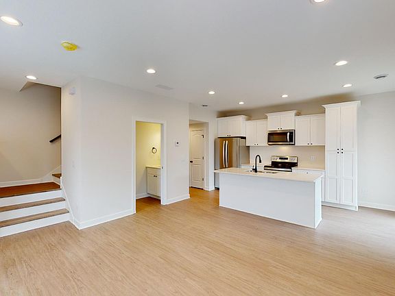 2nd image of 908 Willow Pl