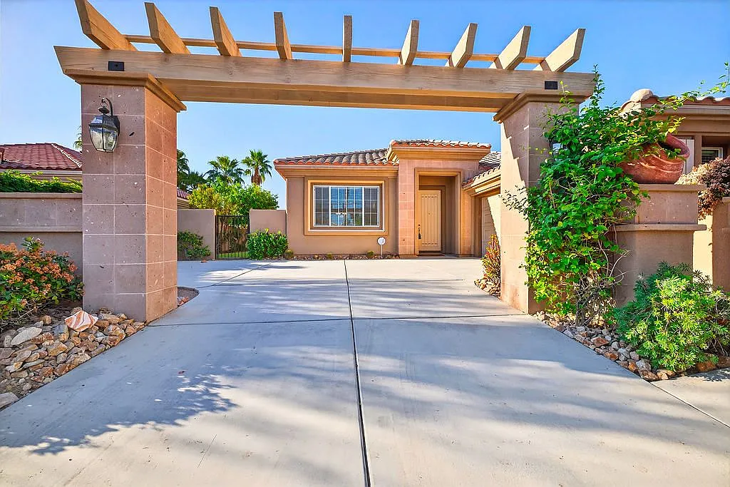 3 bed, 2.0 bath, 2071 sqft, $4,500 — Photo 2