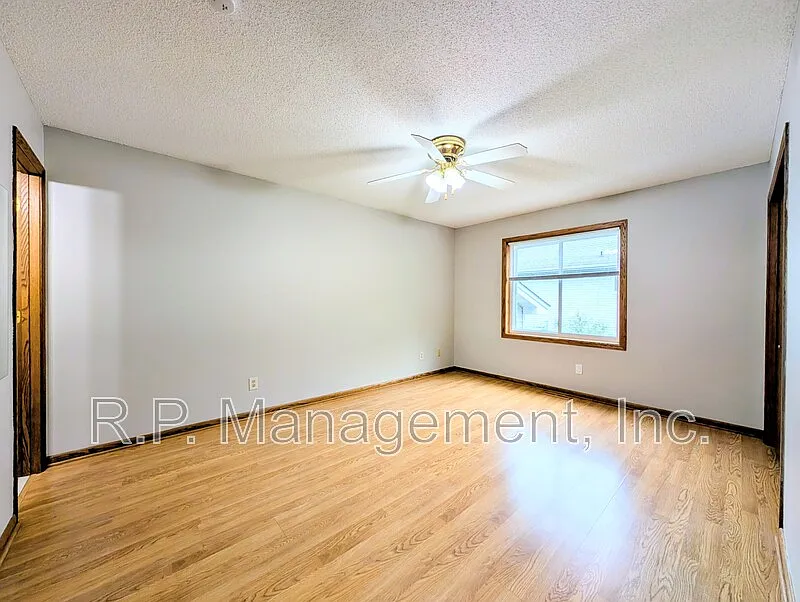 5 bed, 3.0 bath, 2400 sqft, $2,897 — Photo 4