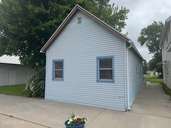 319 Towner Ave, Larimore, ND 58251