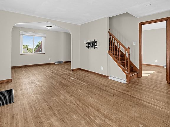 5th image of 418 Commonwealth Ave