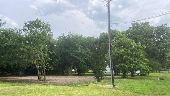 5th image of 104 S Lamar St