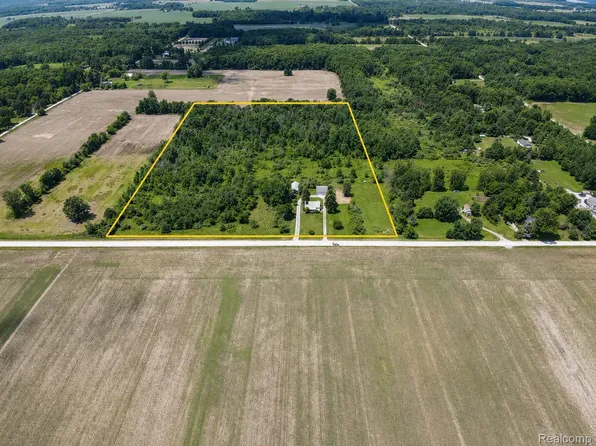 5893 Cribbins Rd, Avoca, MI 48006