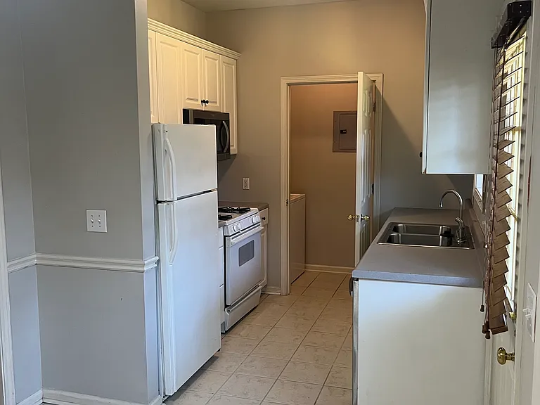 218 Lincoln Grn — Photo 2