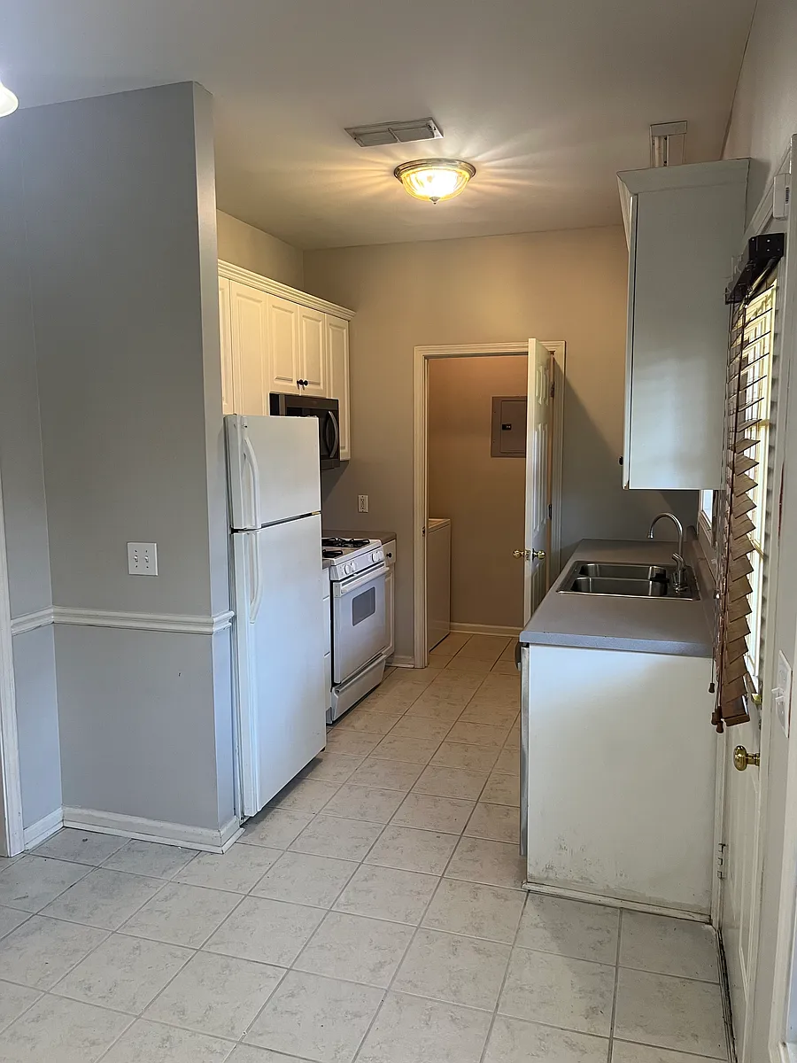 Building Photo - 210 Lincoln Grn #C