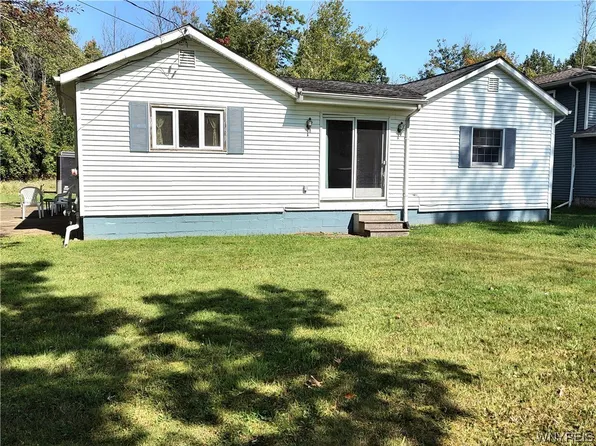 9561 Northfield St, Angola, NY 14006
