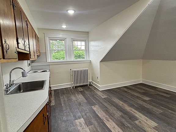 4th image of 724 Main St APT 3