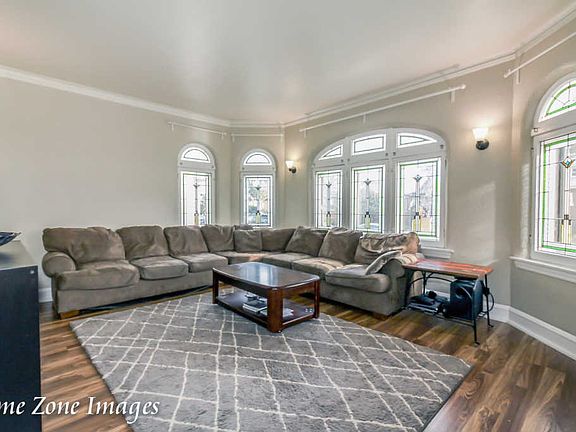 4th image of 2822 Cuyler Ave