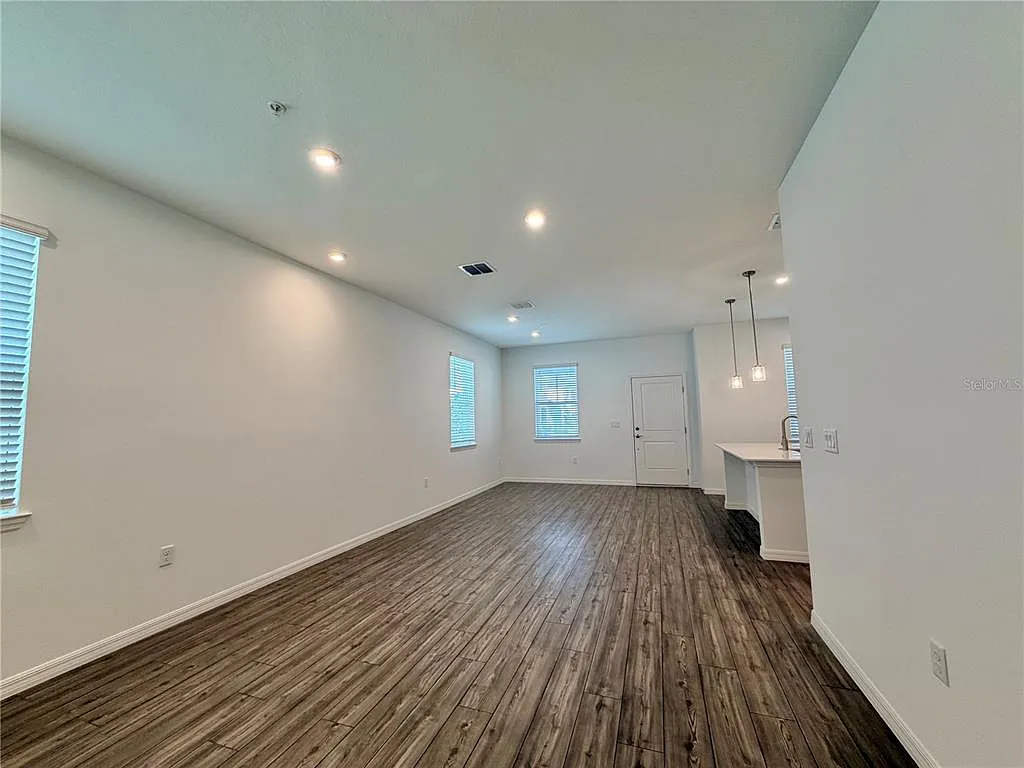 3 bed, 2.5 bath, 1600 sqft, $2,195 — Photo 3