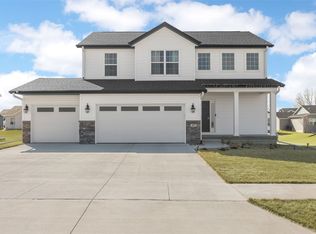 327 Meadows Field Dr NE, Cedar Rapids, IA 52402