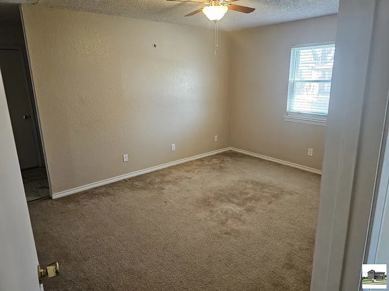 211 E Hogan Dr — Photo 14