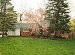 32892 Robinhood Dr, Beverly Hills, MI 48025
