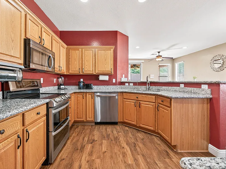 2433 W Ellis St — Photo 53