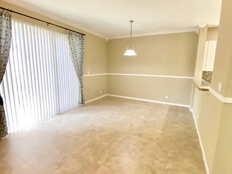 2557 Riverside Dr — Photo 6