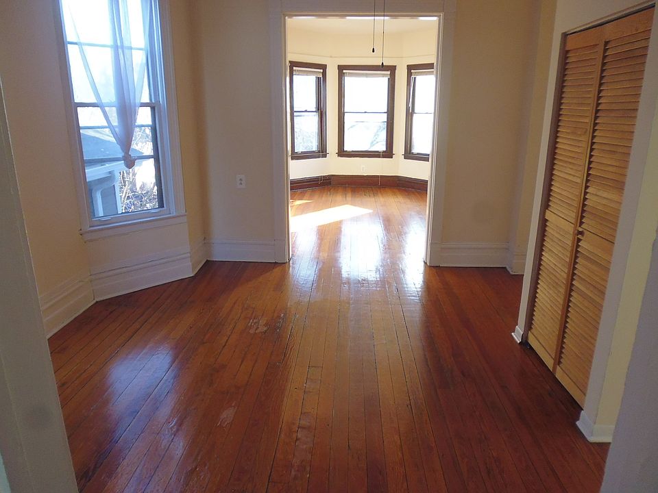 1st image of 1020 W Wellington Ave