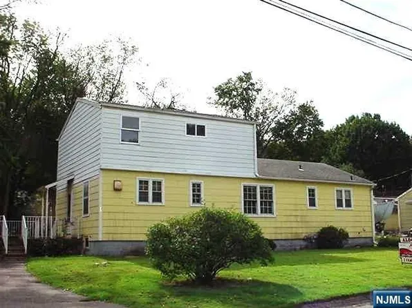 77-79 Caruth Ave, Elmwood Park, NJ 07407