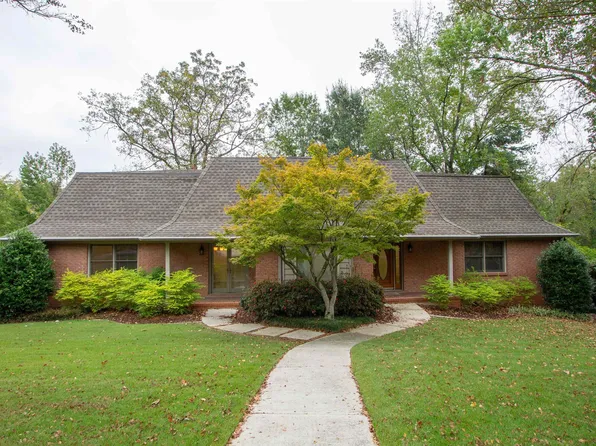 2582 Foothills Dr, Hoover, AL 35226