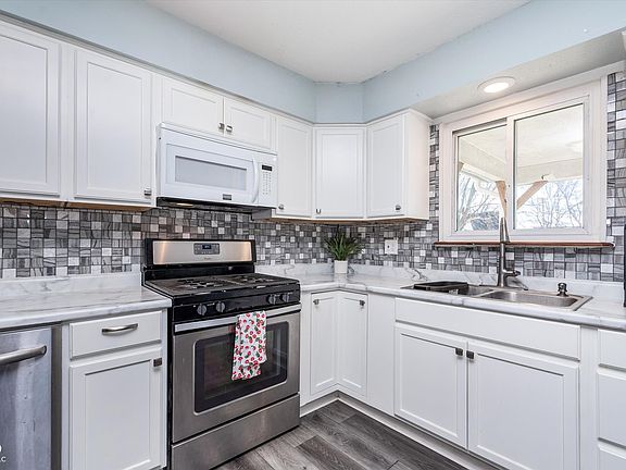 4th image of 678 Washington St