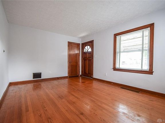 4th image of 318 Elverne Ave