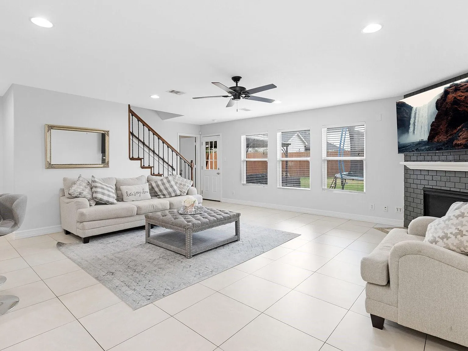4 bed, 2.5 bath, 2349 sqft, $2,400 — Photo 3