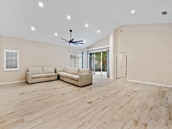 4th image of 9285 Heathridge Dr