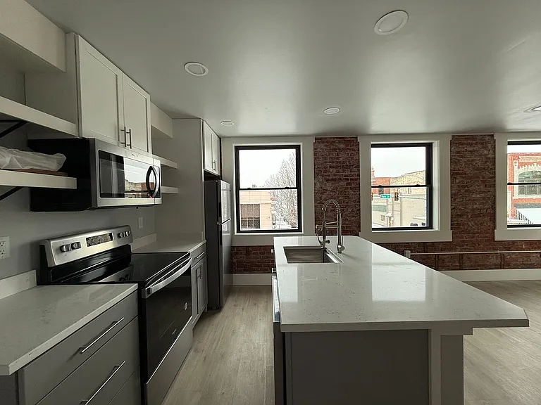 19 SW Dorion Ave — Photo 2