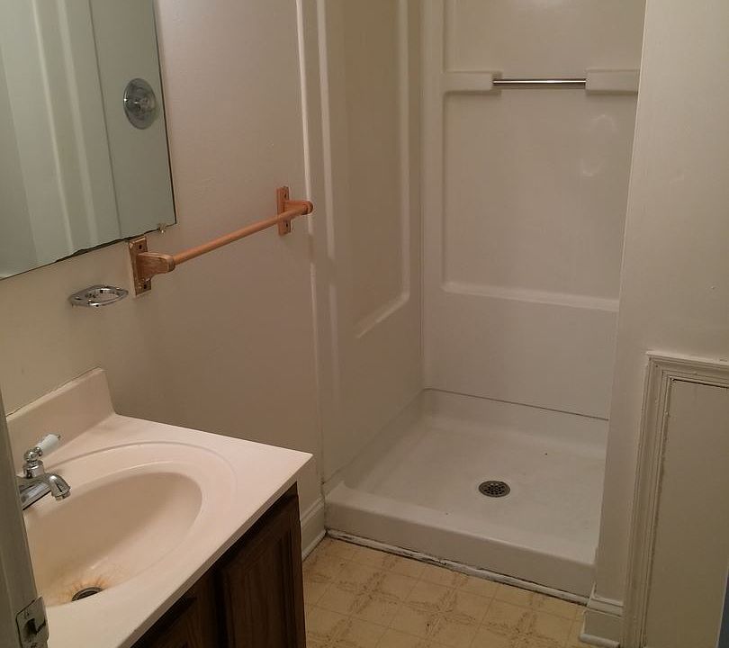 2nd image of 632 W Washington St APT 2