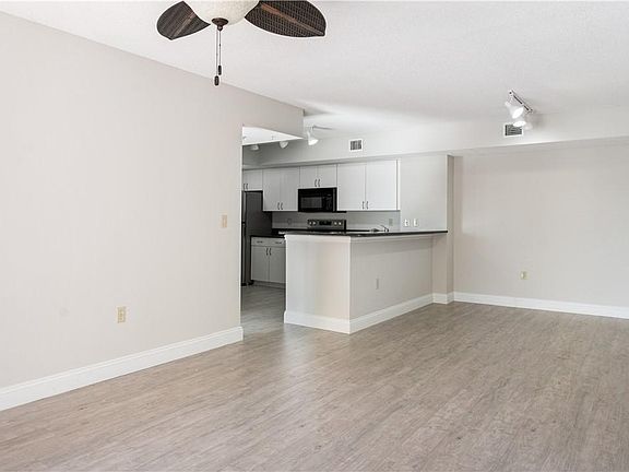 4th image of 1610 N 42nd Cir APT 206