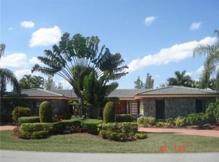 19300 W Saint Andrews Dr, Hialeah, FL 33015