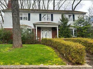 16 Holsman Rd, Staten Island, NY 10301