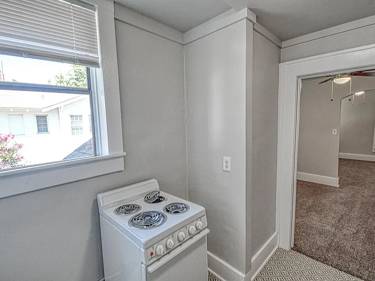 464 College Ave — Photo 13