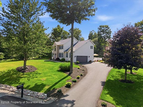 5th image of 26 Pinewood Dr
