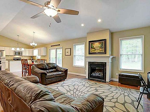 5th image of 132 Lakewood Dr