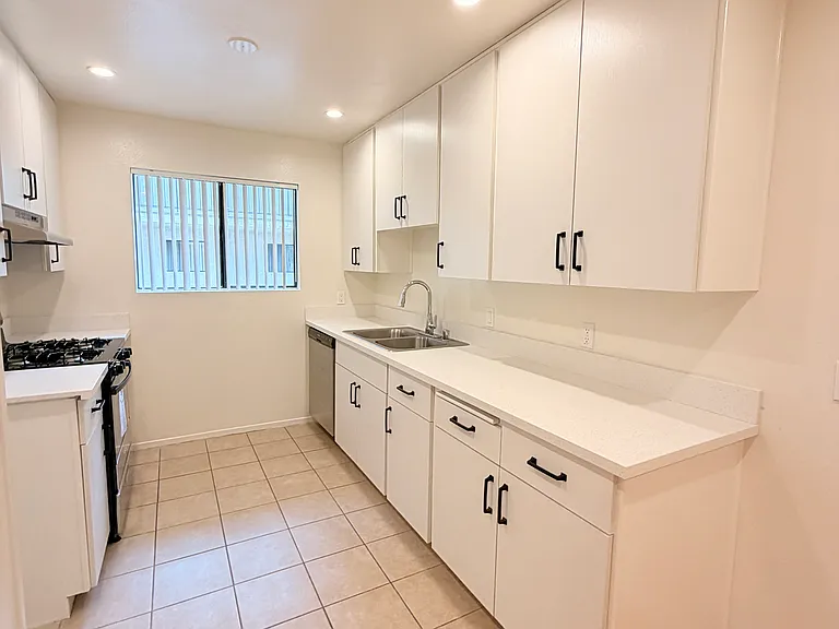 1043 Winchester Ave — Photo 9