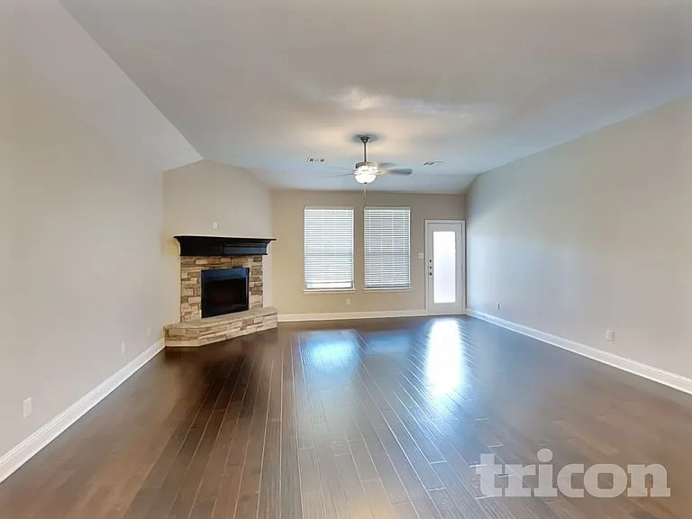 209 Buckskin Dr — Photo 3