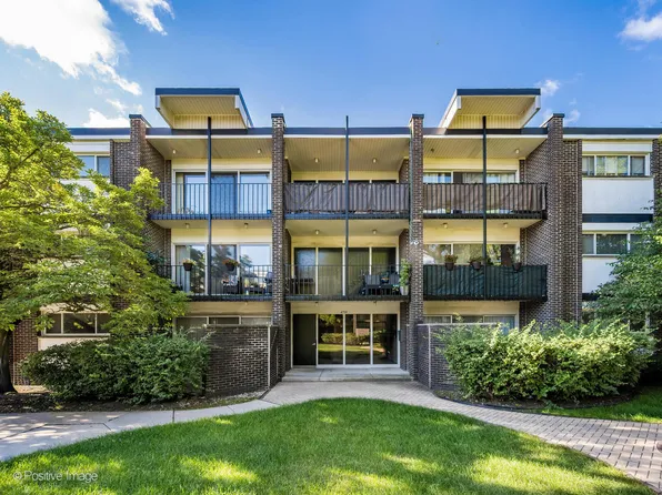 4710 Russett Ln #R1, Skokie, IL 60076