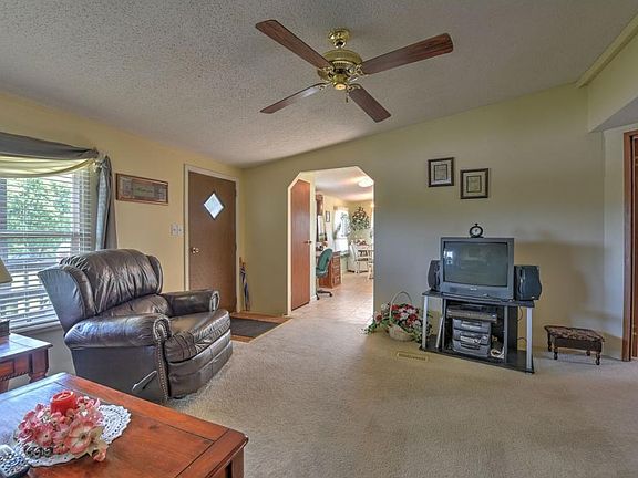 5th image of 200 Wesley Dr