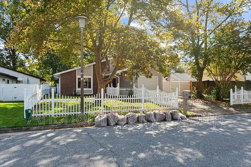 3 bed, 2.0 bath, 1571 sqft, $3,900 — Photo 2