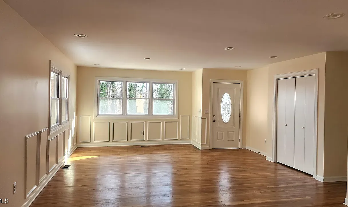 3 bed, 1290 sqft, $2,000 — Photo 2
