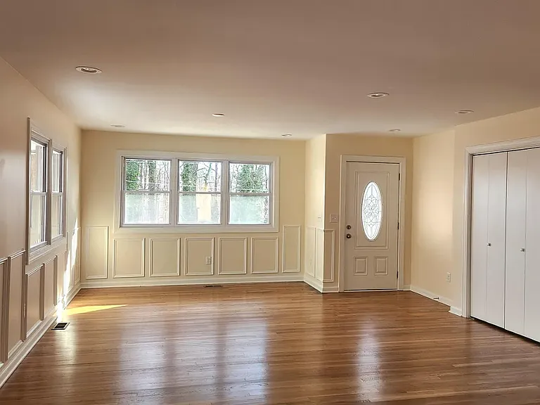 910 Ruby St — Photo 2
