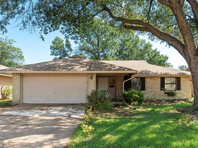 5010 Wildbriar Dr — Photo 2
